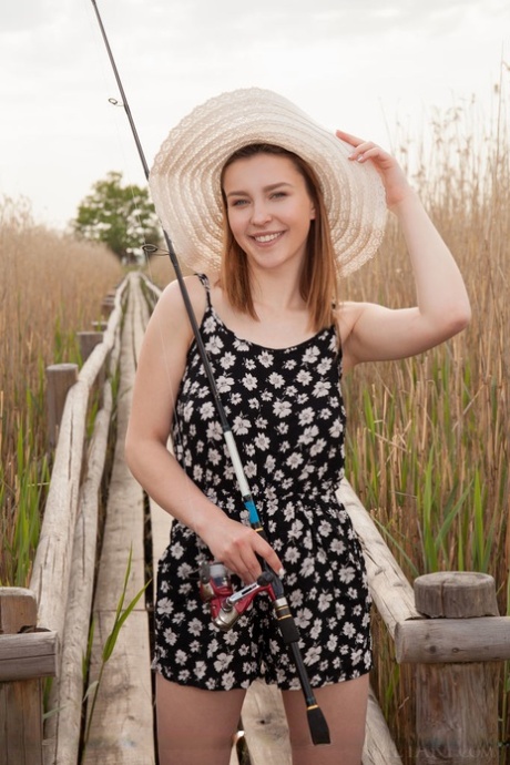 Die süße Teenagerin Dominika Jule zieht sich beim Angeln an der Strandpromenade völlig aus