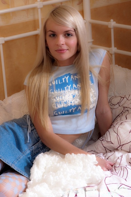 Ung, vakker blondine tar av seg sexy strømpebukser før hun leker med fitta si