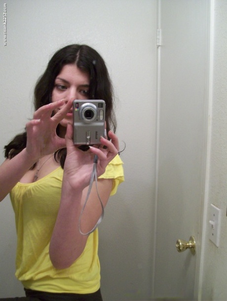 Une nana amateur prend des selfies dans la salle de bain avant de faire l