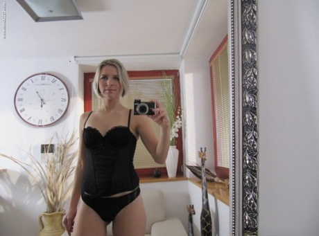 Rubia amateur se hace autofotos mientras se desnuda totalmente ante un espejo