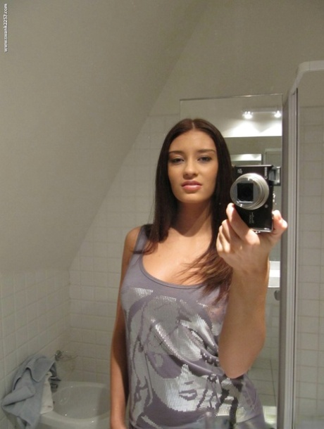 バスルームで裸になりながら鏡で自撮りする素人女。
