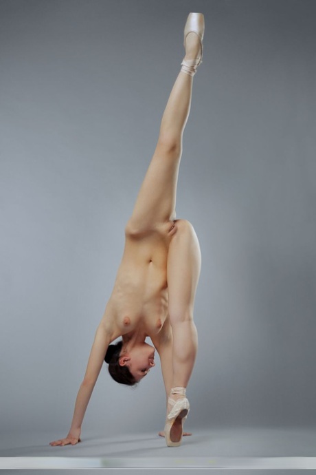 Sólo dívka Meli X předvádí svou nahou krásu a pružnost v balerínkách