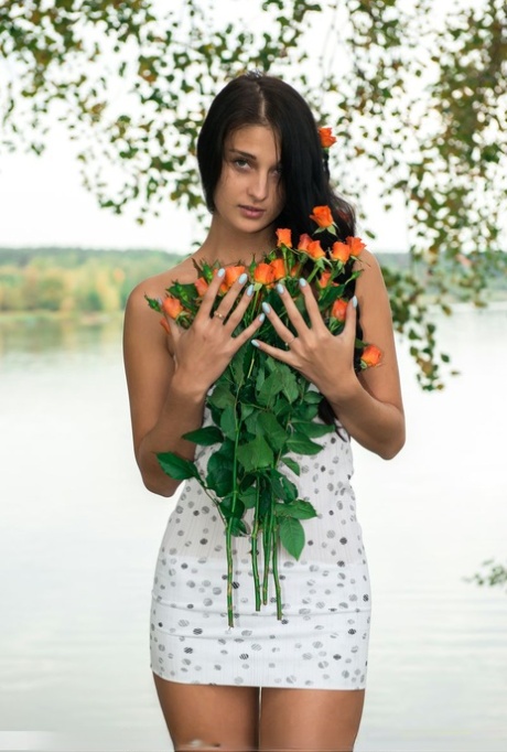 Den brune model Pamela W bliver helt nøgen efter at have plukket blomster