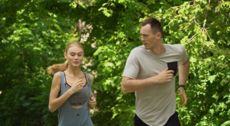 Hete blonde Nancy A en haar mannelijke vriend neuken na een rondje hardlopen op een pad