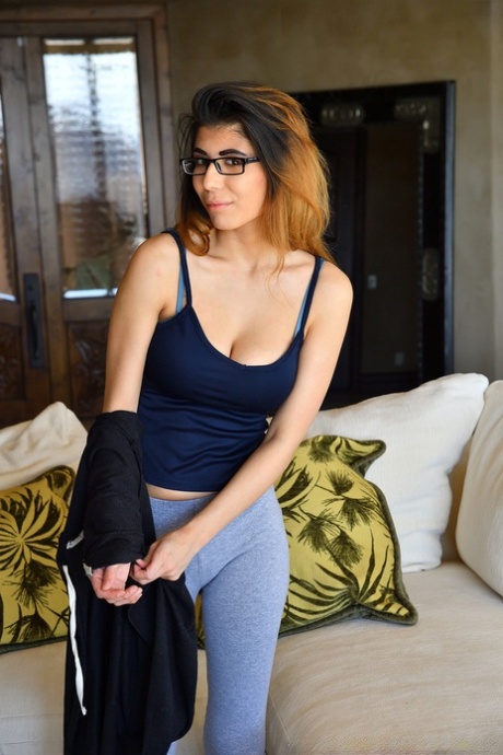 Nerdige Amateurin Alyssa trägt ihre Brille beim Ausziehen der Yoga-Kleidung im Spiegel