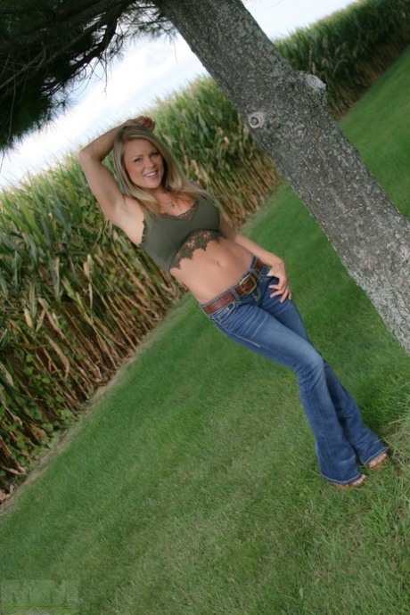 La MILF Madden enlève son jean dans le jardin pour s