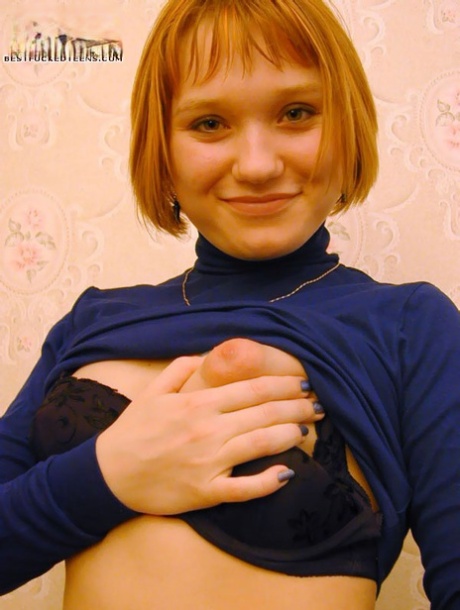 年轻的红发女郎伸出她的阴部，用画好的指甲做特写镜头