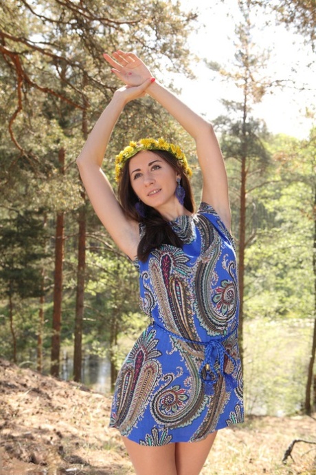 Jovem amadora Marusha veste uma coroa de flores durante uma foda com um dedo numa floresta