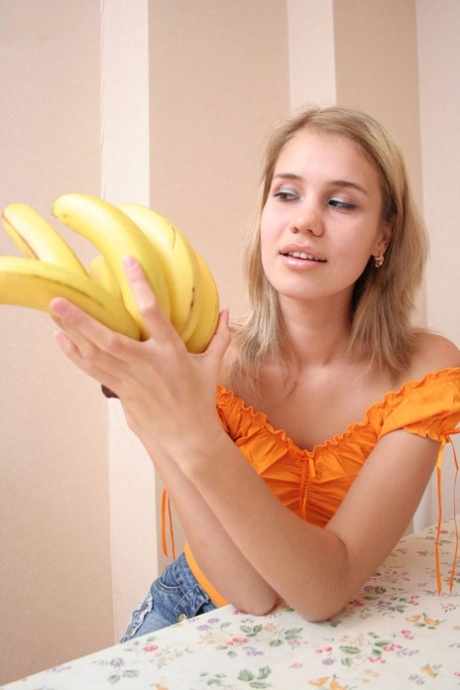 Blonde amateur pelt haar kleren uit voordat ze hetzelfde doet met een banaan