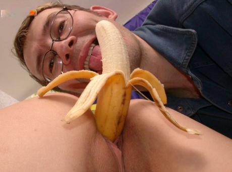 Junge Lesben stecken sich Bananen und Gurken in ihre haarlosen Muschis