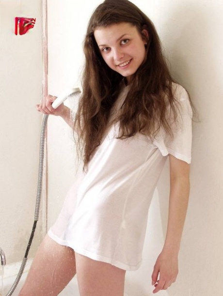 Sexy jonge amateur toont haar kleine tieten in nat doorschijnend shirt in de douche