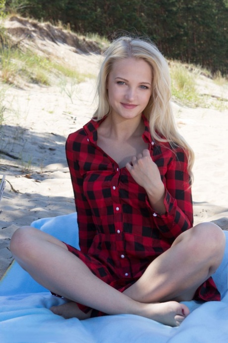 Blonde tiener met een kont om voor te sterven vingert haar gladde poesje op stranddeken