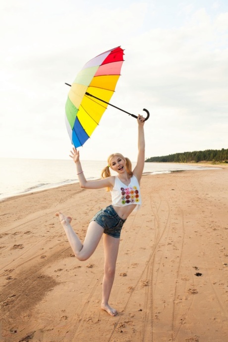 Młoda blondynka Candy palcuje swoją cipkę na opustoszałej plaży