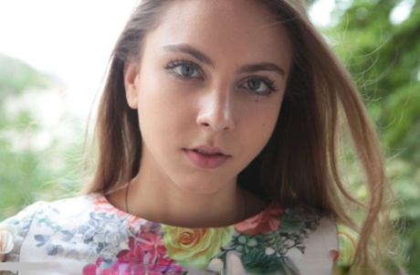 Blanke tiener Valery Leche dumpt haar jurk om naakt te poseren in hakken met enkelbandjes