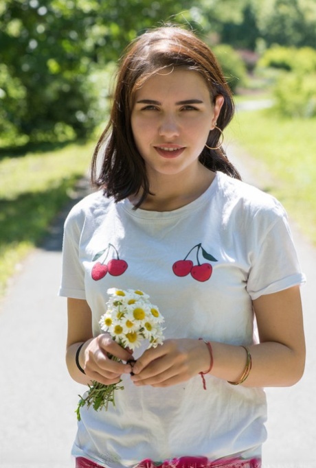 La ragazza della porta accanto Zhenya Mille mostra la sua figa deliziosa sotto un albero ombroso