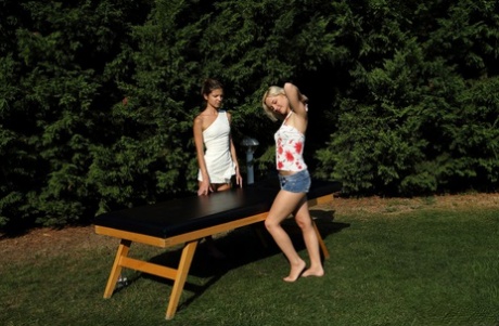 Zazie Skymm en Gina Gerson hebben lesbische seks op een outdoor massagetafel