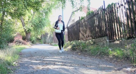 Isabel Dark baisse son legging pour aller pisser sur la route.