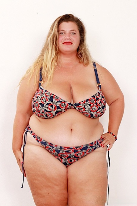 Ältere SSBBW Haley Jane masturbiert nach dem Entfernen riesiger Brüste aus dem Bikinioberteil