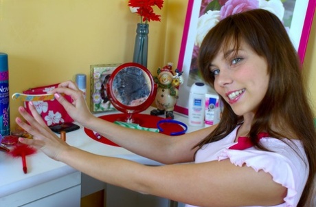Söt tonåring Carla Jessi finger sprider sin fitta innan hon onanerar med en leksak