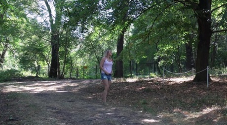 La rubia Bianca Ferrero mea mientras pasea por el bosque