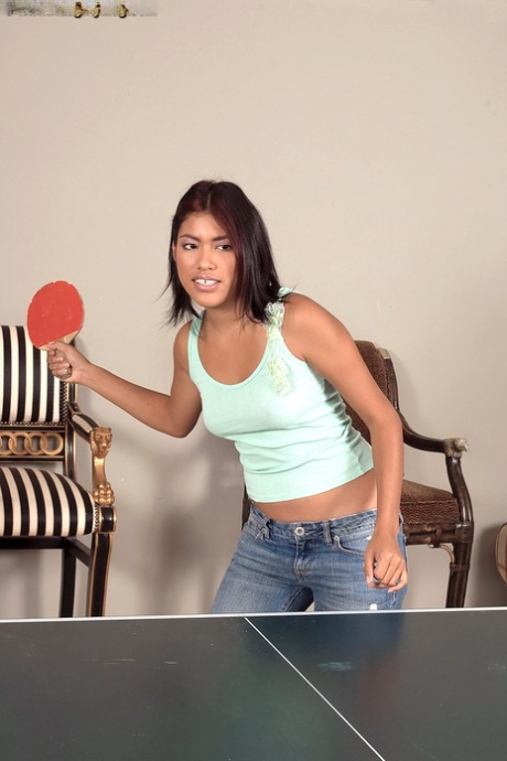 A asiática Carmen Blue strips ao seu fato de aniversário depois de jogar pingue-pongue