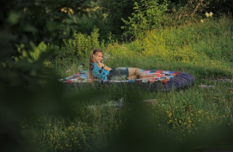 La joven Oksana pierde su virginidad con 2 chicos en el campo