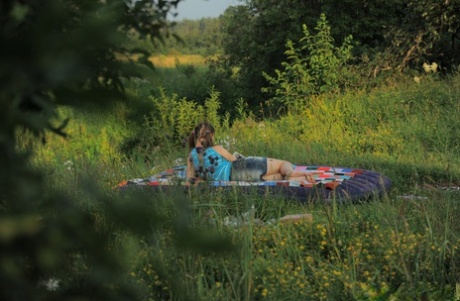 Virgem de 18 anos amordaça-se numa pila antes de uma DP num cobertor ao ar livre