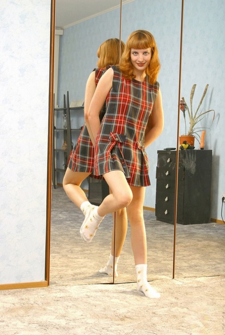 Janet, ruiva natural, tira um vestido Tartan antes de brincar com a sua vagina depilada