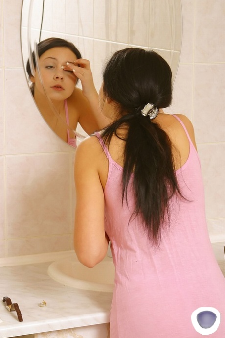 Den brune amatøren Belinda gir fitta en ny barbering mens hun er på badet.