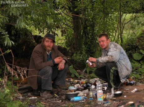 Geile ältere Frau mit roten Haaren fickt 3 obdachlose Männer in ihrem Camp im Wald