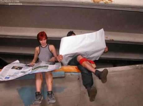 Coppia di senzatetto ha un rapporto sessuale su un materasso di gommapiuma sotto un ponte