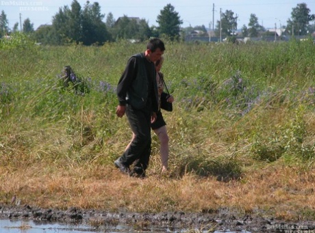 Weiße Frau fickt einen obdachlosen Penner auf einem Feld als Teil eines Outreach-Programms