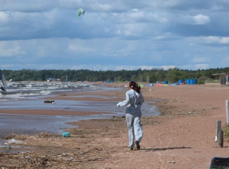 Coppia amatoriale scopa tra le erbe alte di una duna sabbiosa sulla spiaggia