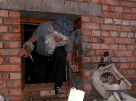 Blond meisje heeft seks met de Kerstman nadat hij door de schoorsteen komt