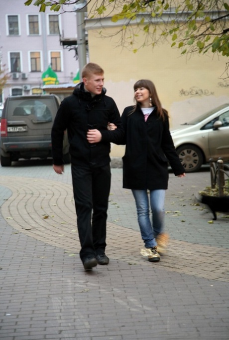 Den snille tenåringen Wendy blir undersøkt av en lege før hun mister jomfrudommen.