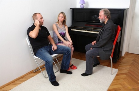 Młoda blondynka obciąga swojemu chłopakowi podczas jazdy na starym zboczeńcu