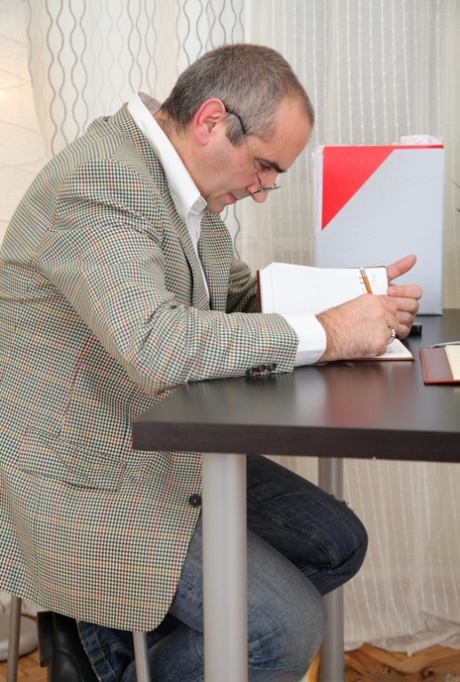 Duas jovens entram nos bons livros de uma professora velha durante uma ménage à trois.