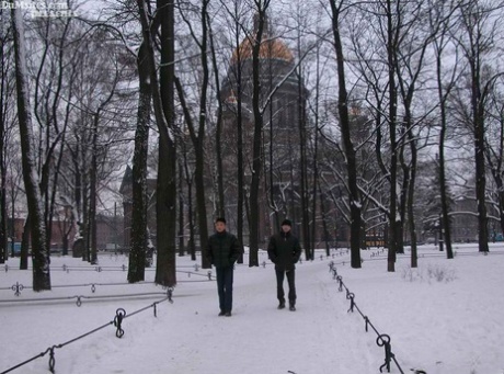 Молодая девушка Лора теряет девственность сразу с несколькими парнями