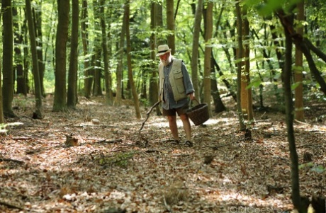 Blonde tiener Lovita Fate wordt geneukt door een oude man buiten haar tent in het bos