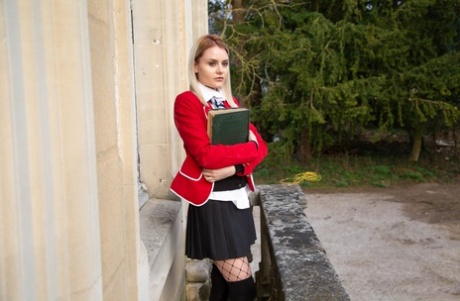 Blonde Studentin Scarlett Knight wird nackt auf einem Bett vor dem Sex mit einem Lehrer