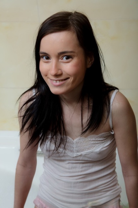 Delphina, a adolescente morena magra, dildos sua cona molhada enquanto toma banho.