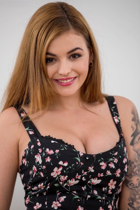 Tatuerade sekreteraren Lara Duro blottar sin klitoris efter att ha klätt av sig i strumpbyxor