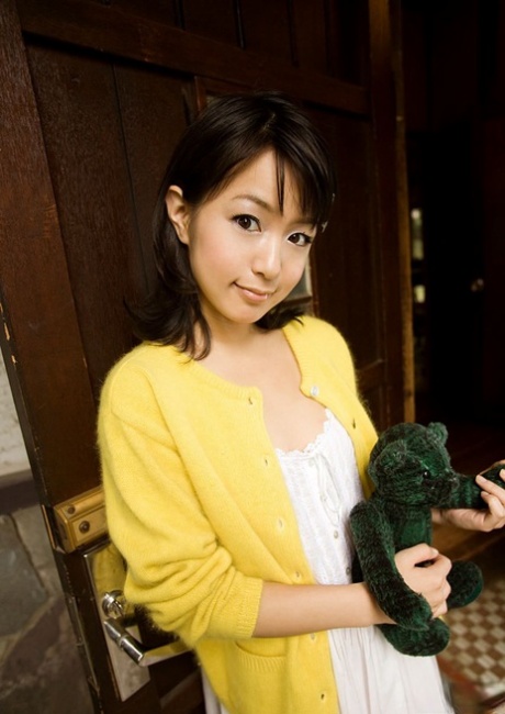 Den japanska flickan Nana Nanami drar ner bomullstrosorna för att visa sin buske