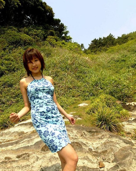 Japanisches Solomädchen Keiko Akino befreit ihren Busch aus der Bikiniunterhose
