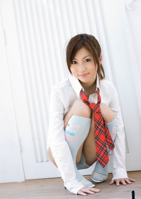 Schattig Japans schoolmeisje Risa Chigasaki ontbloot haar schaamhaar terwijl ze zich omkleedt