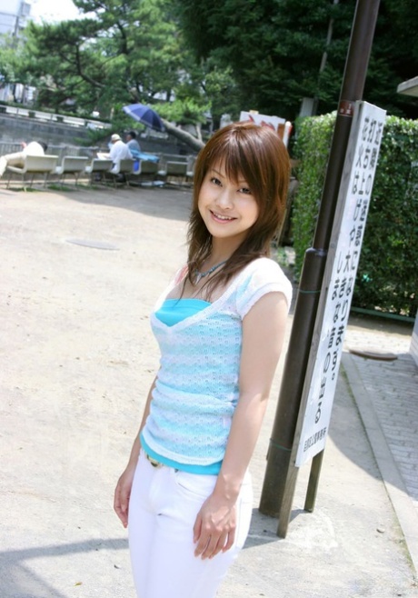 A modelo japonesa Ayumi Motomura mostra as mamas e o rabo enquanto muda de roupa