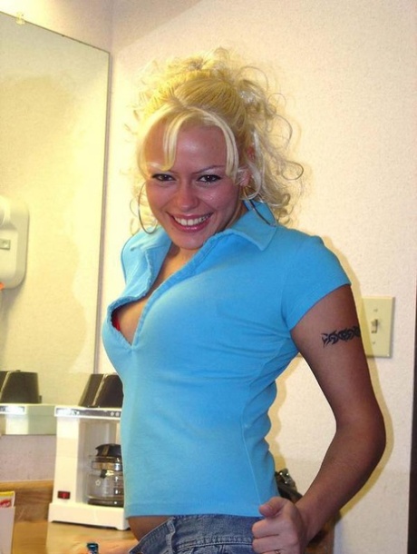 První časovač s kudrnatými blond vlasy Shay se obnaží na koupelnovém pultu