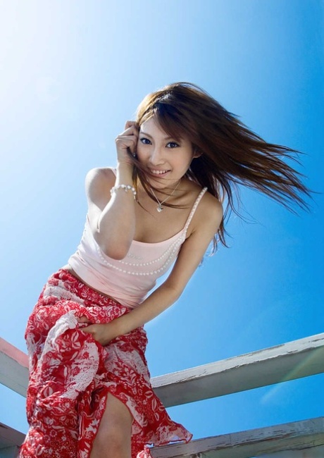 A beleza japonesa Kirara Asuka fica totalmente nua durante uma série de poses nuas
