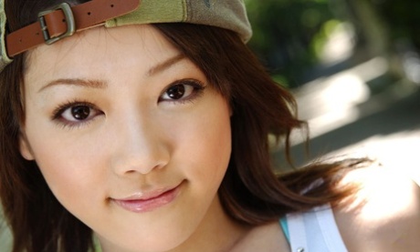 Mooie Japanse tiener Mai Kitamura staat naakt na zich langzaam te hebben uitgekleed