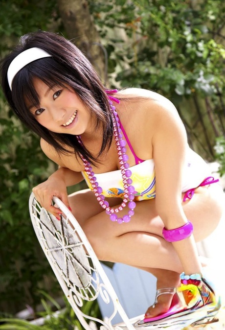 Le mannequin japonais Aya Kanai pose seule en maillot de bain, sans être nue.